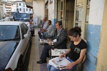 Nikosia  Tuerkische Republik Nordzypern  Menschen sitzen in einem Strassencafe in der Altstadt