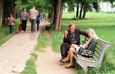 Istra  Frau und Mann auf einer Parkbank beim Gespraech