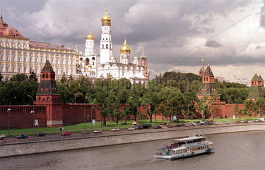 Moskau  Ausflugdampfer auf der Moskwa vor dem Kreml