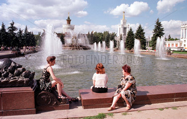 Moskau  Menschen vor einer Brunnenanlage im Gesamtrussischen Ausstellungszentrum