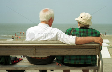 Borkum  ein Paar sitzt an der Strandpromenade