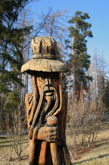 Szklarska Poreba  Polen  Traditionelles Schnitzhandwerk markiert Eingang zum Nationalpark Riesengebirge