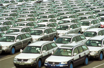 Emden  VW-Neuwagen (Passat Variant) warten auf die Verschiffung
