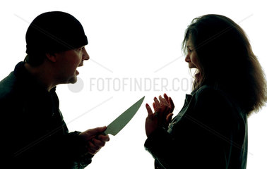 Mann bedroht Frau mit Messer