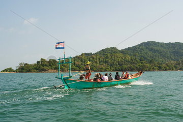 Kep  Kambodscha  ein Longtailboot ueberquert den Golf von Thailand