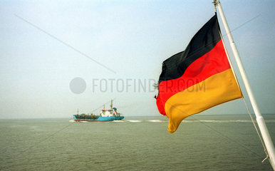 Bei Borkum  deutsche Fahne  im Hintergrund ein Schiff