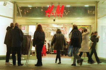Berlin  Geschaeft der Bekleidungsfirma H & M am Kurfuerstendamm