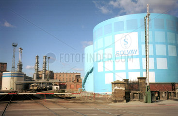 Tanks mit dem Logo des internationalen Chemie-und Pharmaunternehmens Solvay S.A.