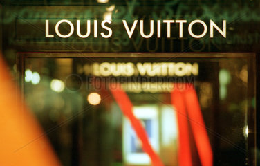 Schaukaesten der Luxusmarke Louis Vuitton am Kurfuerstendamm