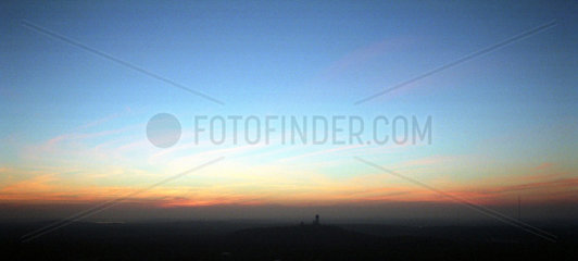 Abendlicher Blick auf den Teufelsberg vom Funkturm aus