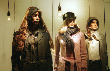 Berlin  weibliche Schaufensterpuppen mit Winterkleidung
