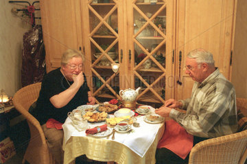 Ein aelteres Ehepaar beim Teetrinken