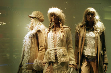 Berlin  weibliche Schaufensterpuppen mit Winterkleidung