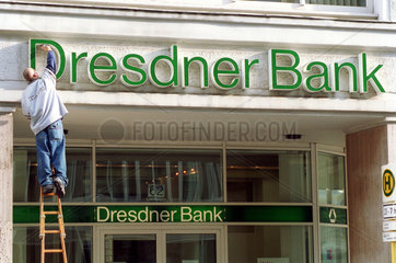 Berlin  Mann putzt Firmenschild der Dresdner Bank