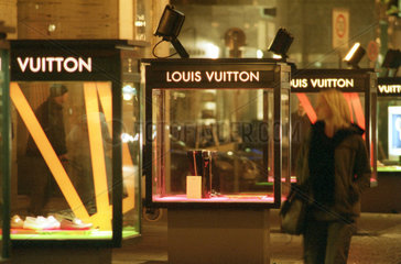 Schaukaesten der Luxusmarke Louis Vuitton am Kurfuerstendamm