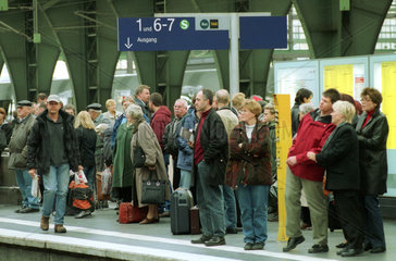 Berlin  wartende Reisende auf dem Ostbahnhof