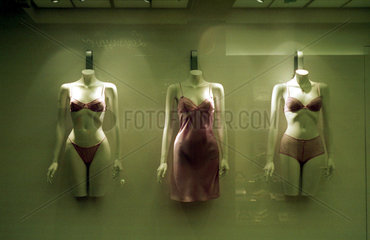 Berlin  Schaufensterpuppen mit Damenunterwaesche