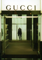 Berlin  Eingang zu einem Geschaeft der Marke Gucci