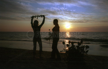 Miedzyzdroje  junge Frauen mit Rosen im Sonnenuntergang