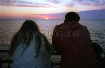 Miedzyzdroje  junges Paar beobachten den Sonnenuntergang
