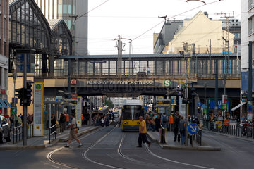 Berlin  Deutschland  Strassenbahnhaltestelle am Bahnhof Friedrichstrasse
