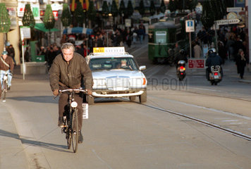 Strassenszene  ein Radfahrer und ein Taxi auf den Strassen von Basel  Schweiz