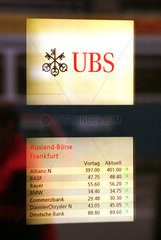 Logo der UBS mit Informationen zur Auslandsboerse in der Zuericher Bahnhofstrasse  Schweiz