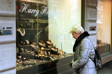 Frau vor dem Schaufenster eines Juweliers in der Zuericher Bahnhofstrasse  Schweiz