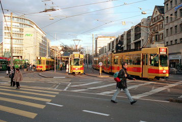 Haltestelle mit wartenden Strassenbahnen  Basel  Schweiz