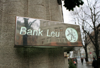 Logo  Schild  Emblem der Schweizer Bank Leu in der Zuericher Bahnhofstrasse  Schweiz