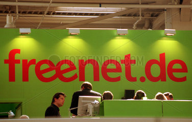 CeBIT 2001  Messestand mit Logo der Firma freenet.de  eines deutschen Internet-Providers  Tochterfirma des Telekommunikationsunternehmens Mobilcom  Hannover  Deutschland