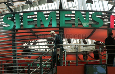 CeBIT 2001  unter dem erloschenen Logo des deutschen Technologiekonzerns Siemens steigt ein Mann eine Treppe herab  Hannover  Deutschland