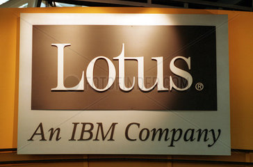 CeBIT 2001  Logo des Softwareunternehmens Lotus  einer Tochterfirma von IBM  Hannover  Deutschland