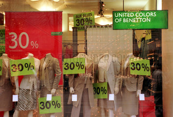 Schaufenster von United colours of Benetton mit Rabattangeboten in der Zuericher Bahnhofstrasse  Schweiz