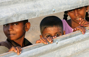 Batticaloa  Sri Lanka  Maedchen und Junge in einem Fluechtlingslager