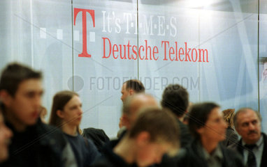 CeBIT 2001  Messebesucher vor dem Logo der Deutschen Telekom  Hannover  Deutschland
