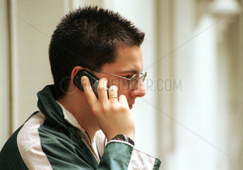 Ein Mann telefoniert mit seinem Handy
