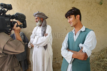 Kunduz  Afghanistan  Vater im Interview mit einem Fernsehteam
