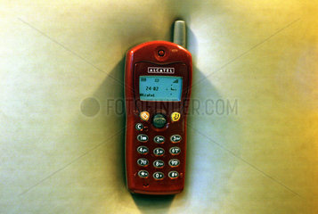 CeBIT 2001  Praesentation von einem Ein Handy der Firma Alcatel  Hannover  Deutschland