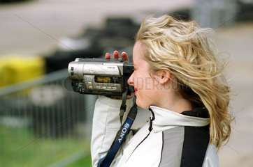 Niedergoersdorf  eine Frau mit Videokamera