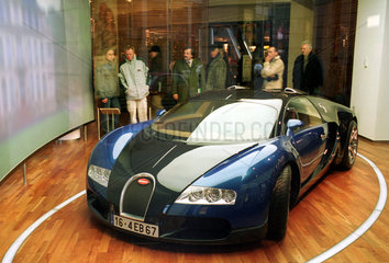Berlin  Besucher betrachten eine Studie eines Bugatti Sportwagens