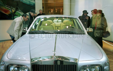Berlin  Besucher betrachten einen Rolls-Royce Silver Seraph
