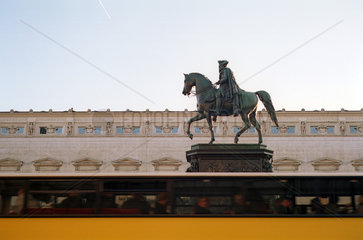 Berlin  Denkmal und BVG-Bus