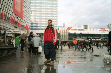 Berlin  ein Jugendlicher auf dem Alexanderplatz