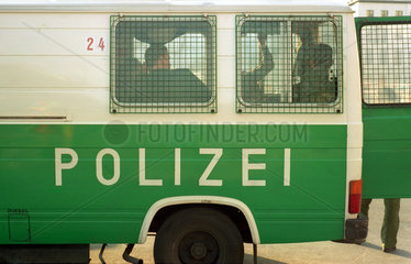 Berlin  Polizisten in einem Mannschaftswagen