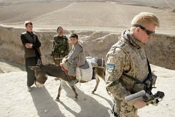 Feyzabd  Afghanistan  Bundeswehr-ISAF Soldat patroulliert