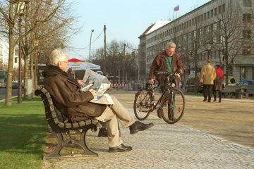 Berlin  Menschen auf einer Parkbank Unter den Linden