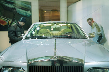 Berlin  Besucher betrachten einen Rolls-Royce Silver Seraph