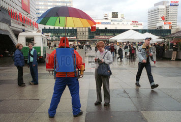 Berlin  Frau und Wuerstchenverkaeufer auf dem Alexanderplatz