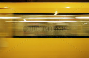 Berlin  einfahrender U-Bahnzug